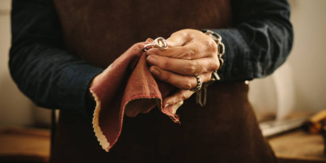 Live Webcasts Add Sparkle to This Family-Run Jewelry Business